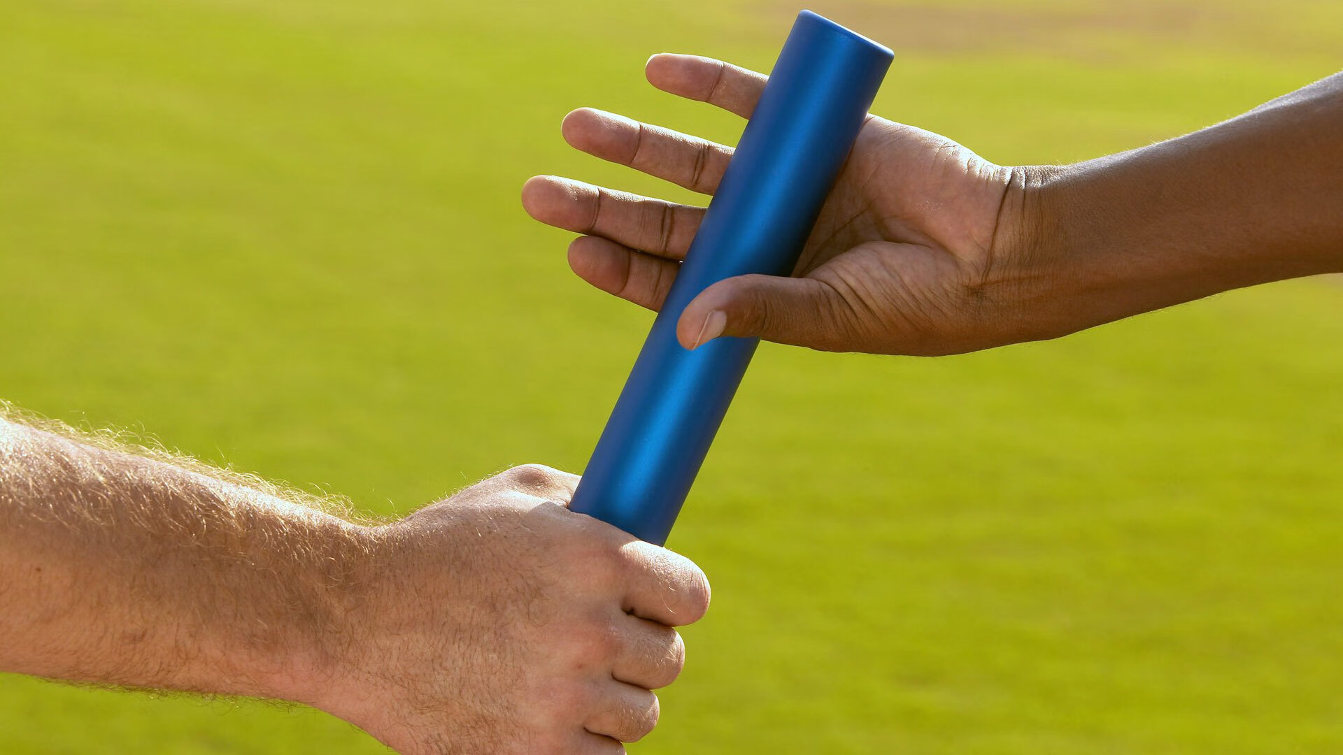 英格兰赛后全队谢场致敬球迷,英格兰队员光速摘下奖牌